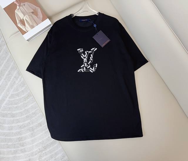 Lou**新款限度款徽标logot-Shirt 定制纯棉面料 舒适亲肤 质感好 厚实 采用印花+发泡徽标logo点缀 图案个性 精致百搭 男女同款 潮人必备单品